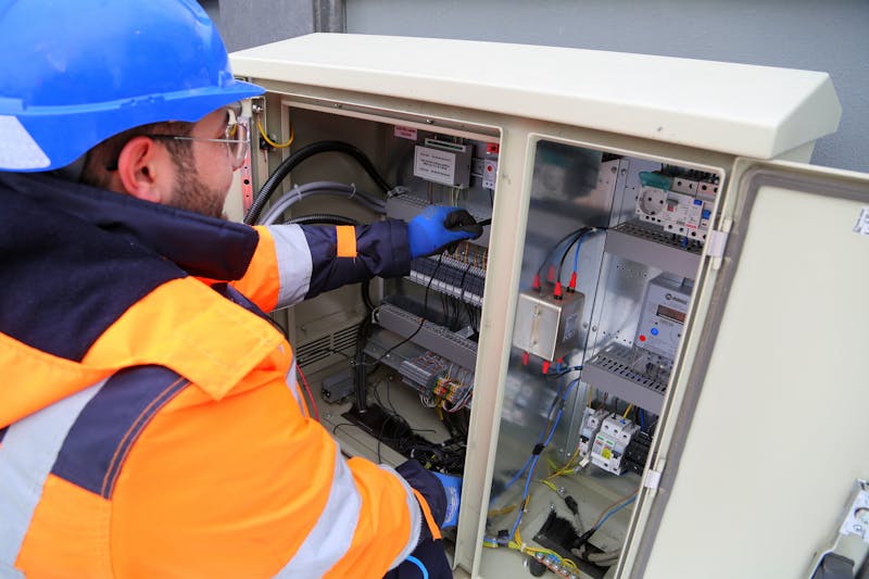 Professionele elektricien aan het werk aan een meterkast