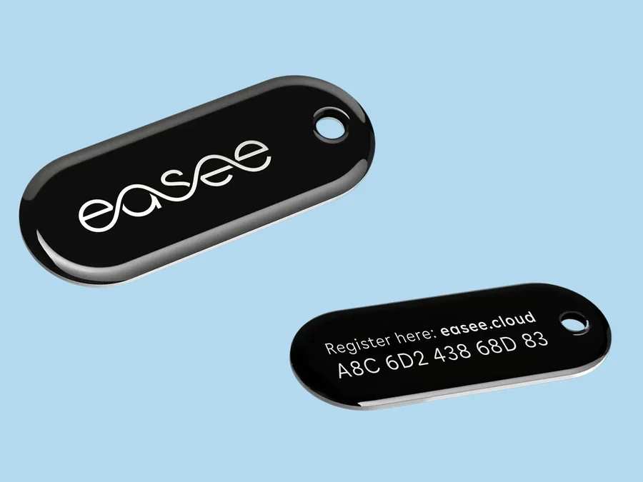 Easee Key: zwarte RFID-sleutelhanger met registratiecode op de achterzijde