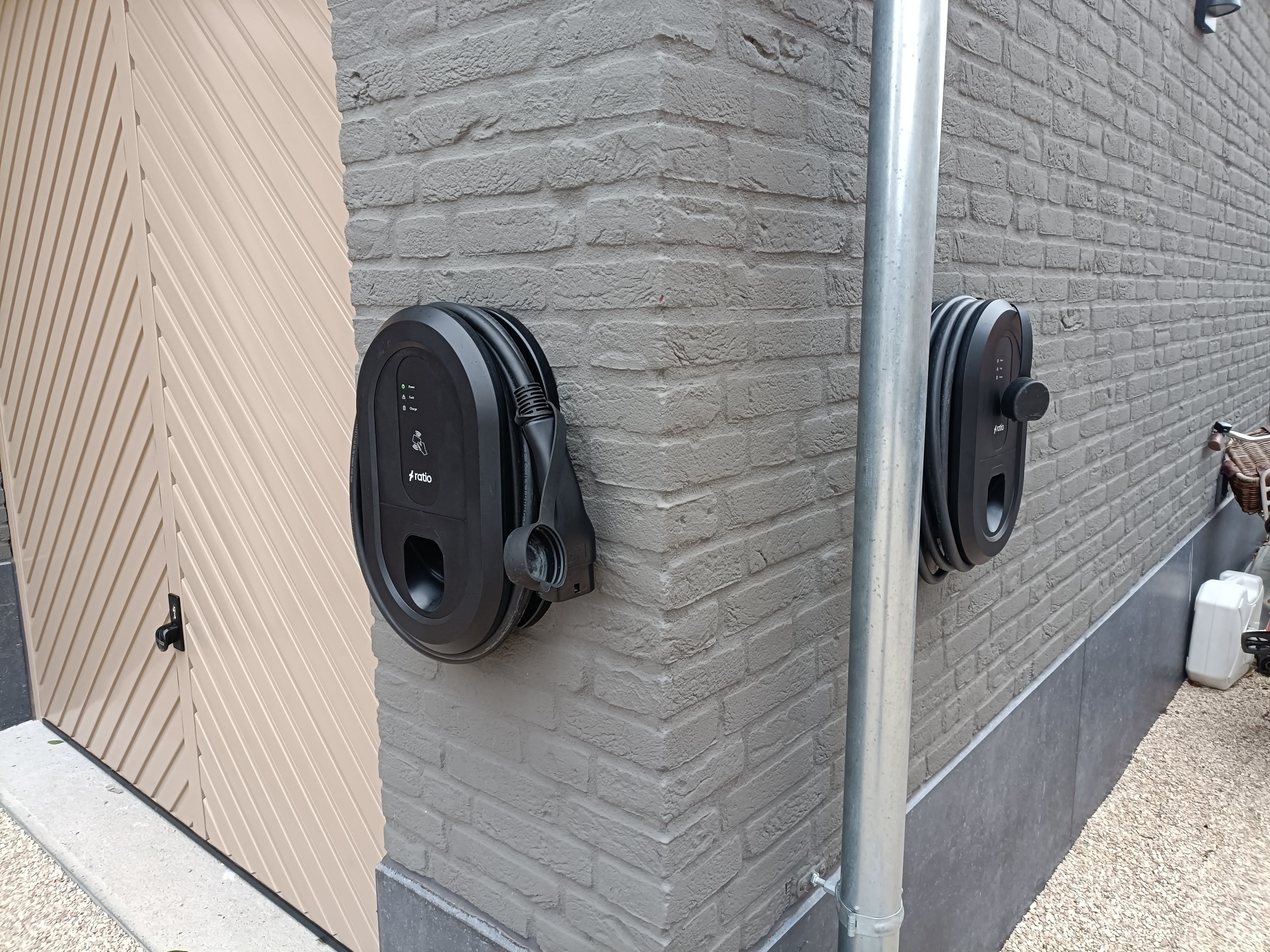Twee Ratio laadpalen naast garage