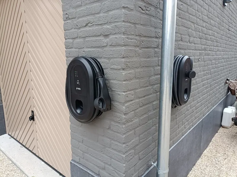 Twee Ratio laadpalen naast garage