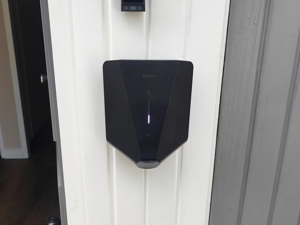 Easee Charge Up laadpaal gemonteerd aan een gevel