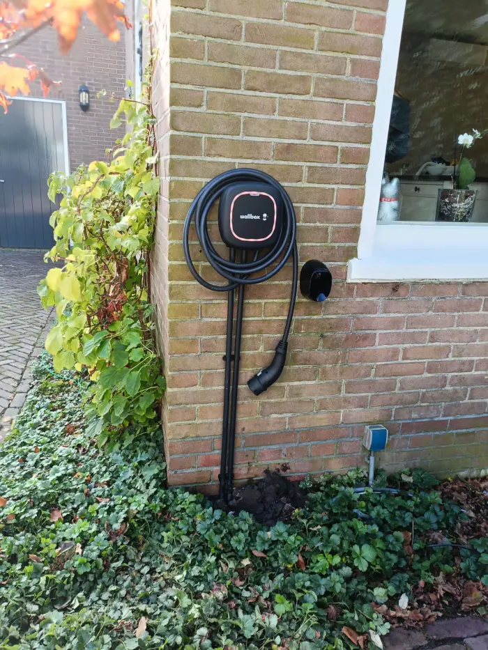 Wallbox laadpaal installatie aan woning