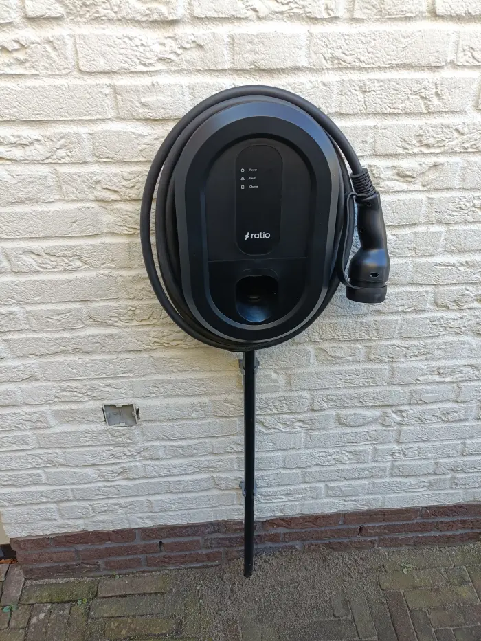 Door DeElektraMan geïnstalleerde Ratio laadpaal met nette kabelafwerking
