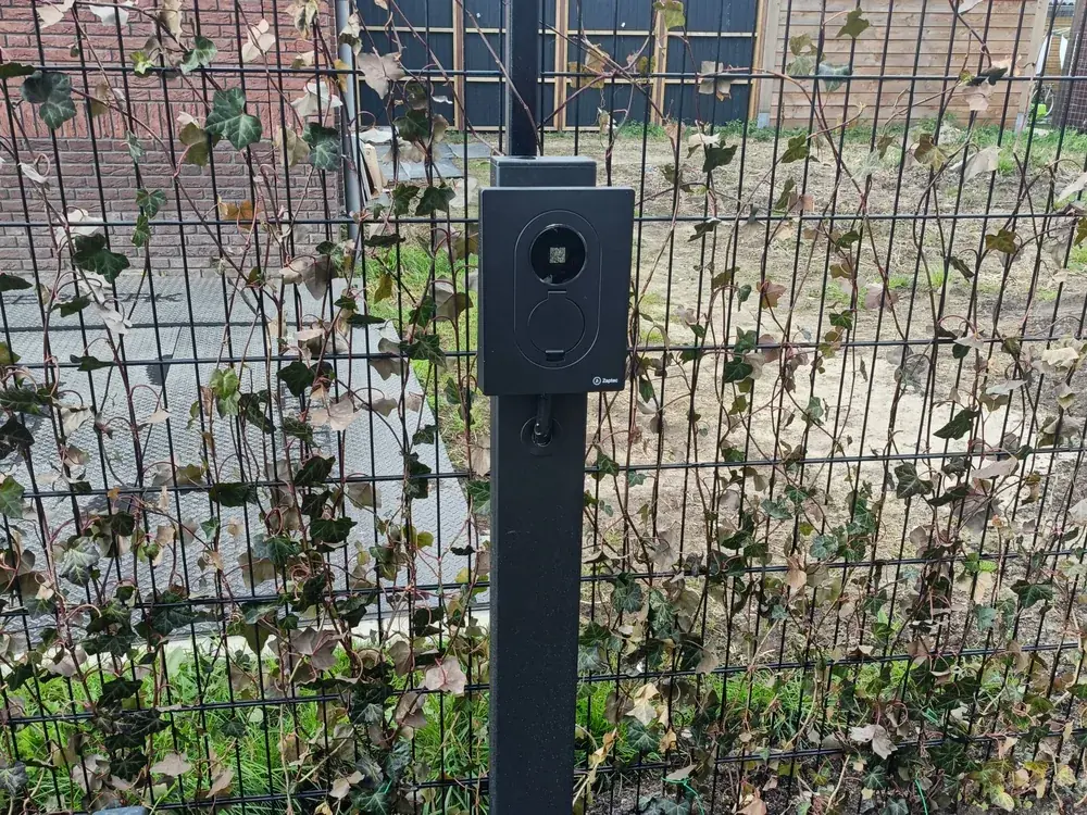 Zaptec laadpaal op een losse montagepaal in een tuin